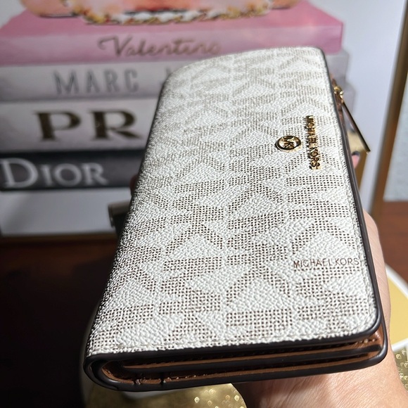 MICHAEL KORS Jet Set Charm Vanilla Lugg Logo Print  Wallet EUC - Picture 10 of 11